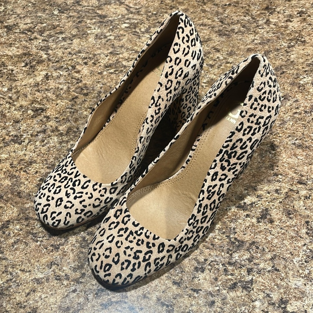 EUC GIANNI BINI GB SUEDE LEOPARD HEELS 7